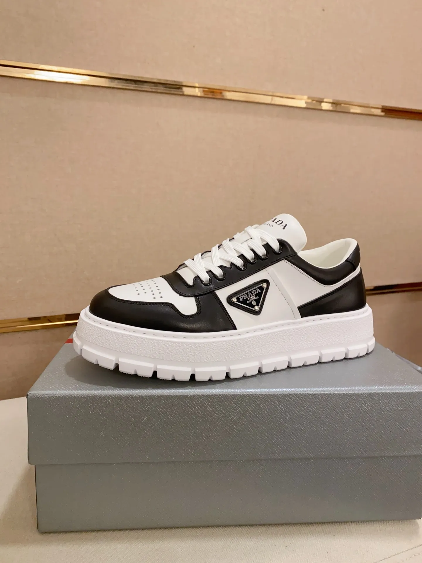 Men's shoes💰 620💰 ✔️✔️✔️Higher version High-quality new PRADA counters are launched simultaneously. The new men's shoes and 😘fabrics are selected from first-layer cowhide and are made by pure handicrafts. Lining: Full cowhide lining. 👍🏿 High-end ☄️ air-cushion molded anti-slip rubber outsole, exquisite lines, simple and elegant, comfortable and high-end for leisure travel. Code number: 38 to 44
